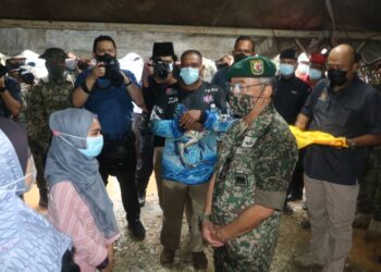 AL-SULTAN ABDULLAH Ri'ayatuddin Al-Mustafa Billah Shah menyantuni Nur Aqila Safuan selepas Seri Paduka mencemar duli menyertai operasi mencari anggota tentera daripada 10 Briged Para, Lans Koperal Mohamad Azrin Mohamad Isa yang dipercayai lemas selepas hilang di Sungai Pahang di Kampung Batu Bor di Bera, Pahang. - UTUSAN/SALEHUDIN MAT RASAD