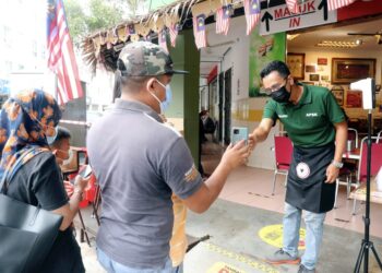 PEKERJA Asam Pedas Selera Kampung, Mohd Faisal Othman (kanan) memeriksa sijil vaksinasi lengkap pelanggan, Nurul Aswat Yusof, 35, bersama keluarga untuk 'dine-in' susulan pengumuman Melaka beralih kepada Fasa 2 Pelan Pemulihan Negara (PPN) di Jalan Plaza Mahkota 3, Plaza Mahkota Square, Banda Hilir. - UTUSAN/RASUL AZLI SAMAD