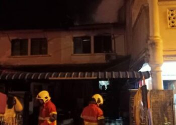 RUMAH milik keluarga remaja OKU yang terbakar awal pagi tadi di Bandar Putra, Segamat di Johor.