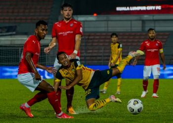 PEMAIN sayap Kedah, Syazwan Zainon (tengah) diasak jentera Kuala Lumpur City dalam perlawanan  Liga Super di Stadium Bola Sepak Kuala Lumpur, Cheras, 4 September lalu.- UTUSAN/SHIDDIEQIIN ZON