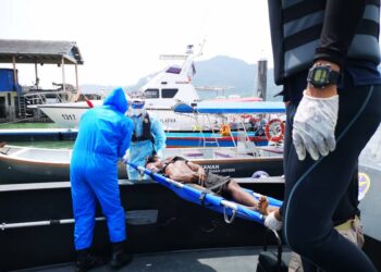 ANGGOTA Maritim melakukan pemindahan perubatan terhadap seorang lelaki yang ditemui separuh sedar di Teluk Dalam, Pulau Pangkor  tengah hari semalam. - UTUSAN/IHSAN MARITIM PERAK