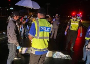 Mangsa ditemukan maut dalam kemalangan yang berlaku di Kem Lok Kawi di Jalan Kota Kinabalu-Papar semalam.-IHSAN PDRM