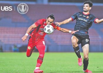 PENYERANG Negeri Sembilan, Zaquan Adha Radzak (kiri) cuba mendapatkan bola ketika beraksi menentang Sarawak United dalam saingan Liga Perdana, di Stadium Bola Sepak Kuala Lumpur, Cheras, Jumaat lalu.- IHSAN NEGERI SEMBILAN FOOTBALL CLUB