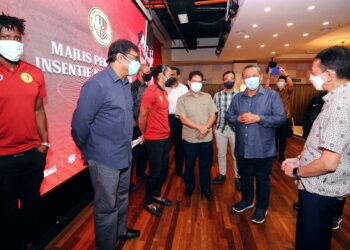 TUNKU Syed Razman Tunku Syed Idrus Al-Qadri (kanan) dan Aminuddin (dua dari kanan) ketika dalam majlis makan malam bersama skuad bola sepak Negeri Sembilan di Seremban, semalam.- UTUSAN/MOHD. SHAHJEHAN MAAMIN