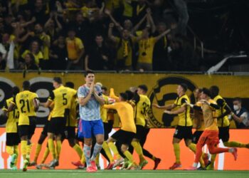 PERTAHANAN Manchester United, Harry Maguire (tengah) kecewa selepas pasukannya mengalami kekalahan mengejut kepada Young Boys 1-2 dalam saingan Kumpulan F Liga Juara-Juara di Stadium Wankdorf, Bern, Switzerland, semalam.– AFP