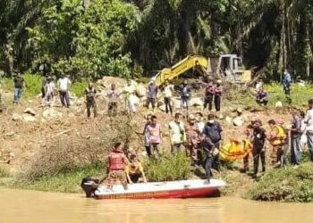 ANGGOTA bomba mengangkat mayat mangsa yang ditemukan kira-kira satu kiometer daripada kawasan kejadian di Sungai Jempol di Maran, Pahang.