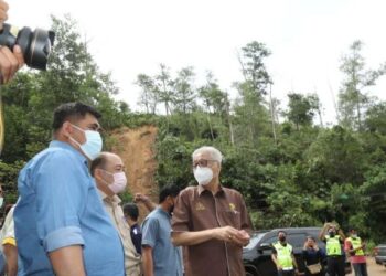 (Dari kiri) SHAHELMEY Yahya bersama Hajiji dan Ismail Sabri ketika melawat kawasan tanah runtuh di Kampung Madsiang, Penampang hari ini.