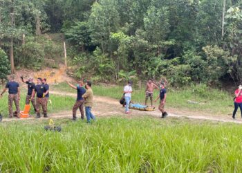 PASUKAN JBPM dari Balai Bomba dan Penyelamat Kota Anggerik berjaya membawa keluar mayat seorang remaja lelaki berusia 19 tahun lemas akibat terperangkap dalam lumpur pada dasar Tasik Cermin di Puncak Perdana, Shah Alam, Selangor hari ini.