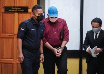 MOHD. Faizal Amir dibawa keluar dari Mahkamah Sesyen Teluk Intan 
selepas mengaku tidak bersalah atas tuduhan melakukan seks luar tabii terhadap tujuh pelajar lelaki hari ini. - UTUSAN/ZULFACHRI ZULKIFLI