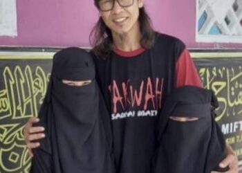 ZUL YAHYA bersama dua orang anak perempuan setelah lama tidak berjumpa kerana mengikuti pengajian agama di salah sebuah sekolah agama tempatan.