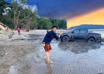 Kamal Adli dan kenderaan lasaknya hampir “ditelan” lumpur pantai Kuantan, Pahang.