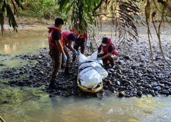 MAYAT mangsa bot karam ditemukan di Sungai Padas berhampiran Kampung Saliwangan, Beaufort pagi tadi.-IHSAN Bomba