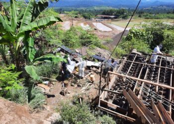 LOKASI pekerja warga Indonesia maut terjatuh dalam jentera palong bijih besi di Aring 5, Gua Musang, Kelantan. - UTUSAN/AIMUNI TUAN LAH