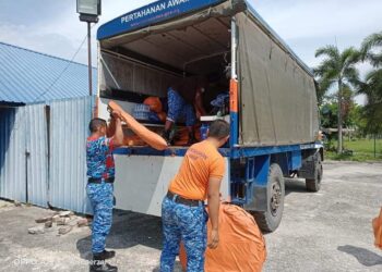 ANGGOTA APM mengemas dan menutup khemah tiga PPS yang ditutup di Kuala Selangor petang semalam.