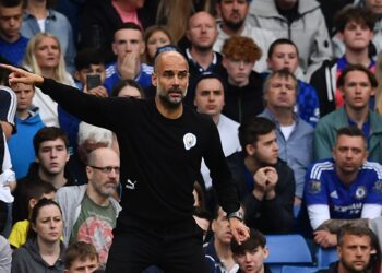 PEP Guardiola perlu mencari penyelesaian segera bagi mengembalikan keyakinan pemain selepas tewas lima perlawanan berturut-turut.-AFP