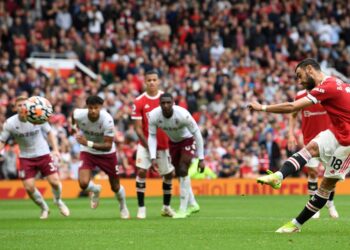 PEMAIN tengah Manchester United, Bruno Fernandes gagal menyempurnakan sepakan penalti selepas rembatannya melepasi palang ketika menentang Aston Villa dalam aksi Liga Perdana Inggeris di Old Trafford, kelmarin.- AFP