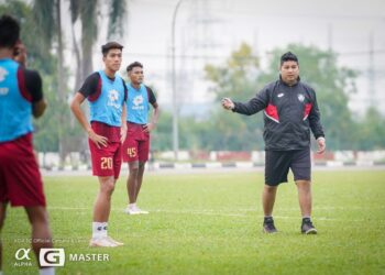 PENGENDALI Kedah, Aidil Sharin Sahak (kanan) ketika mengendalikan sesi latihan skuad Hijau Kuning menjelang aksi pembukaan Piala Malaysia musim ini.- IHSAN KEDAH DARUL AMAN FC