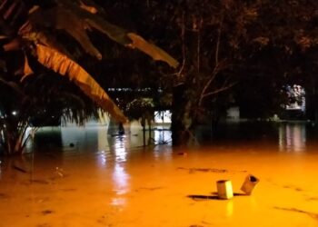 KEADAAN banjir yang berlaku di Sungai Siput semalam. - UTUSAN/JBPM