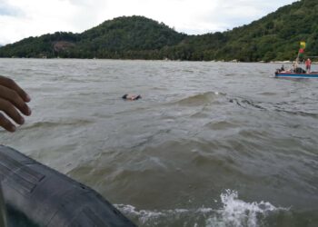 MAYAT seorang lelaki tanpa identiti ditemukan terapung oleh nelayan pantai di sekitar perairan Teluk Kumbar, Pulau Pinang.