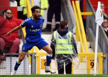 PEMAIN tengah Andros Townsend meniru trademark Cristiano Ronaldo ketika meraikan gol selepas membantu Everton mengikat kedudukan 1-1 dengan Manchester United dalam saingan Liga Perdana Inggeris di Old Trafford, kelmarin- AFP