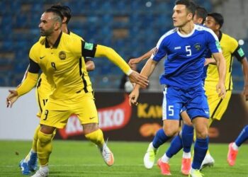 PENYERANG Harimau Malaya, Guilherme de Paula (kiri) dan bek tengah Uzbekistan, Dostonbek Tursunov sewaktu perlawanan persahabatan melibatkan kedua-dua pasukan di Stadium Antarabangsa Amman, Jordan, semalam.- UZBEKISTAN FA