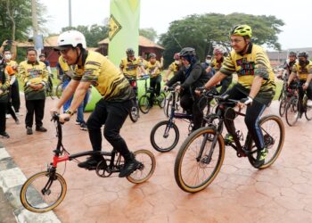 PEJA diiringi Timbalan Menteri di Jabatan Perdana Menteri, Datuk Mas Ermieyati Samsudin (tengah) dan Exco NGO, Belia dan Sukan Negeri Melaka, Datuk Rafiq Naizamohideen (kanan) menyertai kayuhan Fun Ride pada Program Hari Sukan Negara peringkat Alor Gajah yang bermula di Dataran Keris, Alor Gajah.- UTUSAN/ RASUL AZLI SAMAD