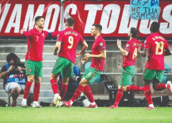 BINTANG Portugal, Cristiano Ronaldo (kiri) meraikan jaringan bersama rakan sepasukannya ketika menentang Luxembourg aksi kelayakan Piala Dunia 2022 Qatar di Stadium Algarve di Loule, semalam.- AFP