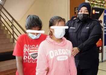 M. HEMAMALANI (kiri) dan wanita warga Indonesia, Puteri Adelia (tengah) didakwa atas pertuduhan mengedar dadah jenis kanabis dan pil yaba di Mahkamah Majistret Ipoh hari ini - UTUSAN/ZULFACHRI ZULKIFLI
