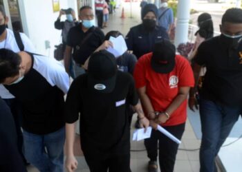 EMPAT individu didenda RM4,000 selepas mengaku bersalah atas pertuduhan  menawarkan pinjaman tidak wujud di Mahkamah Majistret Bukit Mertajam, Pulau Pinang hari ini.