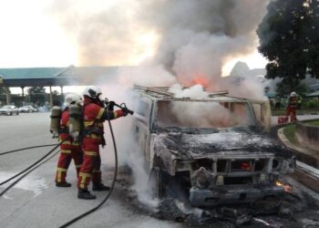 PASUKAN penyelamat dari Balai Bomba Subang memadam kebakaran membabitkan sebuah kenderaan mewah jenis Hummer H2 berhampiran Plaza Tol Seafield di Subang, Shah Alam, Selangor.