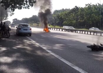 KEADAAN dua 
buah motosikal yang terbakar selepas bergesel antara satu sama lain di Lebuhraya Utara-Selatan Hubungan Tengah (Elite) Kilometer (KM) 39.6 arah utara di sini semalam.