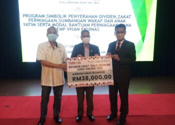 ABDUL Aziz Mohd. Yusof (tengah) memegang plakad sebagai simbolik menerima zakat perniagaan daripada Teraju Ekonomi Asnaf Sdn. Bhd. (TERAS) di ibu pejabat PKPS di Shah Alam, Selangor. - UTUSAN/MOHAMAD NAUFAL MOHAMAD IDRIS