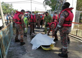 MAYAT seorang lelaki yang dikhuatiri lemas setelah terjatuh ke dalam Sungai Tambun Tulang sejak Rabu lalu ditemukan di tandop Simpang Empat, Arau, Perlis hari ini.- UTUSAN