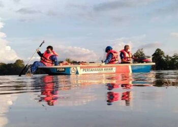 ANGGOTA APM melakukan pemantauan dengan menaiki sebuah bot di kawasan yang terlibat banjir di Alor Setar hari ini.