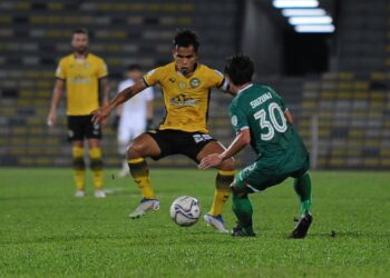 PERTAHANAN Perak, Amirul Azhan Aznan (kiri) berebut bola dengan  pemain Kuching City, Yuta Suzuki dalam perlawanan Piala Malaysia di Stadium Perak, Ipoh semalam.- UTUSAN/ZULFACHRI ZULKIFLI