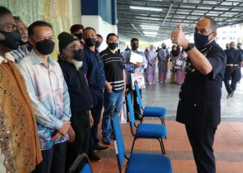 MIOR Faridalathrash Wahid (kanan) beramah mesra bersama pesara polis pada Majlis Meraikan Persaraan Pegawai Kanan Polis, Pegawai Rendah Polis Dan Pegawai Awam Tahun 2021 di IPD Kuala Kangsar hari ini. - UTUSAN/ZULFACHRI ZULKIFLI