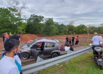 LOKASI kemalangan di Jalan Tun Hamzah, Melaka yang menyebabkan kematian seorang lelaki, Syarurazi Kaharudin. - UTUSAN/DIYANATUL ATIQAH ZAKARYA