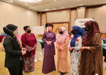 NICOLE Tan Lee Koon (tengah) beramah mesra bersama penganjur dan peserta Program Training for Trainers Skuad Waja Peringkat Negeri Sembilan di Seremban hari ini.-UTUSAN/NOR AINNA HAMZAH