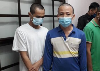 VO Minh Ly (dua kiri) dan Le Phuc Thuong (kiri) dituduh cuba memberi rasuah kepada seorang anggota polis supaya tidak menangkap mereka selepas ditahan melakukan aktiviti penangkapan gamat di Pulau Rawa, Mersing. - UTUSAN/MOHAMAD FAIZAL HASHIM