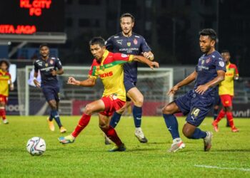 PEMAIN Selangor, Nor Hakim Hassan cuba melepasi jentera KL City dalam aksi suku akhir pertama Piala Malaysia di Stadium MBPJ, Kelana Jaya, Ahad lalu- UTUSAN/MUHAMAD IQBAL ROSLI