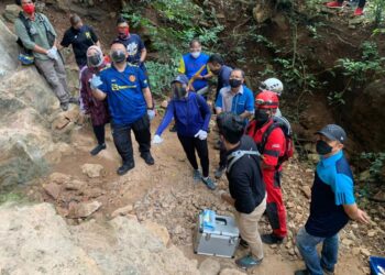 TUANKU SYED FAIZUDDIN PUTRA JAMALULLAIL dan Raja Puan Muda Perlis Tuanku Hajah Lailatul Shahreen Akashah Khalil berkenan berangkat melawat lokasi penemuan fosil tulang dan tengkorak prasejarah di Bukit Keteri, Padang Besar, hari ini.- UTUSAN