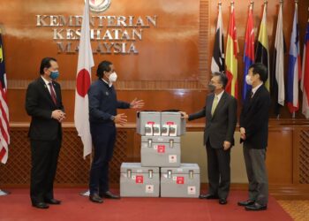 KHAIRY Jamaluddin menerima sumbangan peralatan rangkaian sejuk yang disampaikan oleh Oka Hiroshi dalam satu majlis penyerahan rasmi di Putrajaya. - FOTO KKM