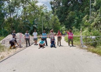 PENDUDUK perkampungan Pos Satak di Raub, Pahang membina sekatan bagi menyekat orang luar masuk yang dibimbangi membawa Covid-19.