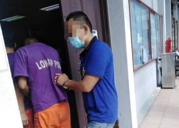 SUSPEK kes bunuh (baju biru) dibawa ke Mahkamah Majistret Ipoh hari ini untuk mendapat perintah sambung reman bagi siasatan mengikut Seksyen 302 Kanun Keseksaan. - UTUSAN/ASLIZA MUSA