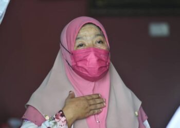 RAZILAH Daud ketika ditemui di kediamannya di Taman Redan Perdana di Muadzam Shah di Rompin, Pahang. - UTUSAN/SHAIKH AHMAD RAZIF