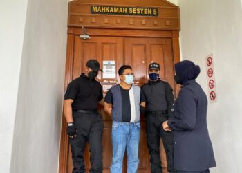 NIK Hasyidat Nik Daud yang dituduh menjual darjah kebesaran dibawa keluar dari Mahkamah Sesyen Alor Setar. - UTUSAN/NUR ANATI JUHARI