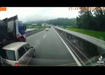 RAKAMAN menerusi dashcam sebuah lori menunjukkan kereta Kelisa dihimpit sehingga hampir menyebabkan kemalangan