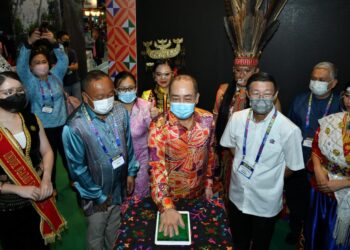 HAJIJI NOOR (tiga kanan) bersama Tan Kok Liang (dua kanan) dan Jafry (dua kiri) semasa majlis pelancaran Pameran MATTA 2021.