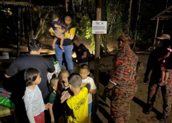 PASUKAN bomba berjaya menyelamatkan 11 mangsa yang terdiri seorang bayi dan warga emas, tujuh kanak-kanak seta dua dewasa yang terperangkap dalam kejadian kepala air di Air Terjun Sungai Pinang, di Batang Kali, Hulu Selangor, hari ini.