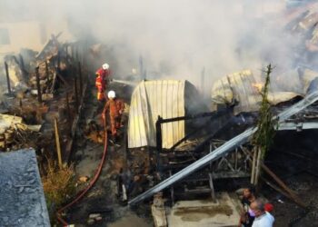 KEBAKARAN memusnahkan 10 buah rumah dan enam kenderaan di Kampung Kinabutan Besar di Tawau hari ini.-IHSAN Bomba